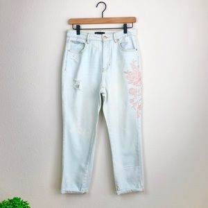 Kendall&Kylie• Embroidered Flower Distressed Jeans